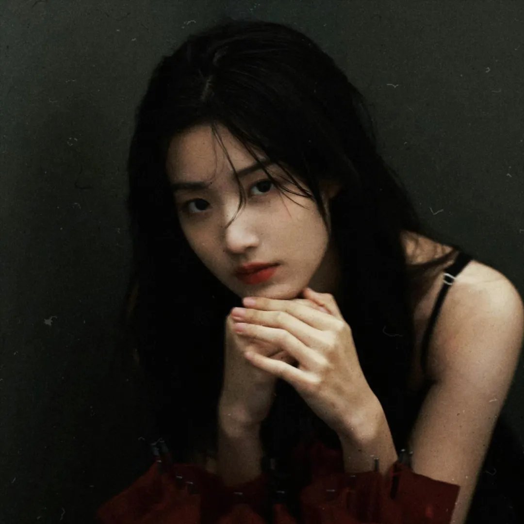 她从灰烬中走来